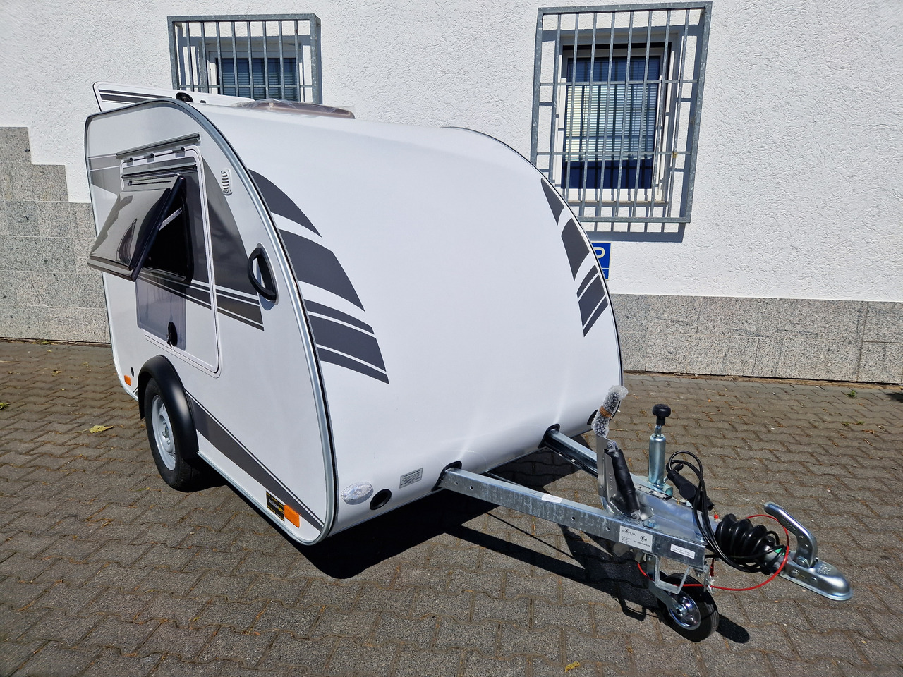 Dzīvojamais treileris Mini Camper Mini Tommy TMC25 252x140x121cm aero V1 Küche 12V/230V 100km/H 750kg gebremst Modell 24: foto 17