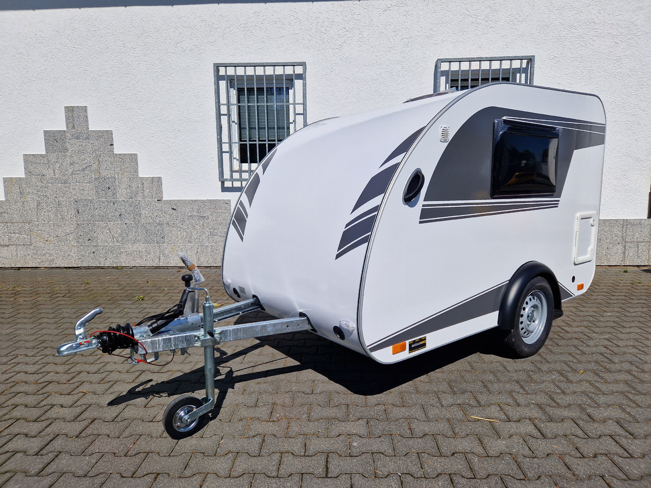 Dzīvojamais treileris Mini Camper Mini Tommy TMC25 252x140x121cm aero V1 Küche 12V/230V 100km/H 750kg gebremst Modell 24: foto 24