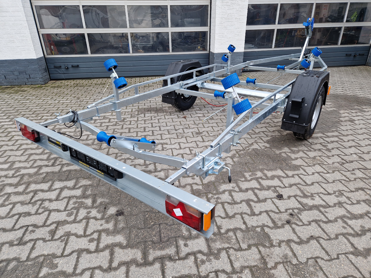 Neptun Bootstrailer Navy GN 231 1300 mit Winde 1300kg Modell 2024 - Laivu piekabe: foto 1 Neptun Bootstrailer Navy GN 231 1300 mit Winde 1300kg Modell 2024 - Laivu piekabe: foto 1