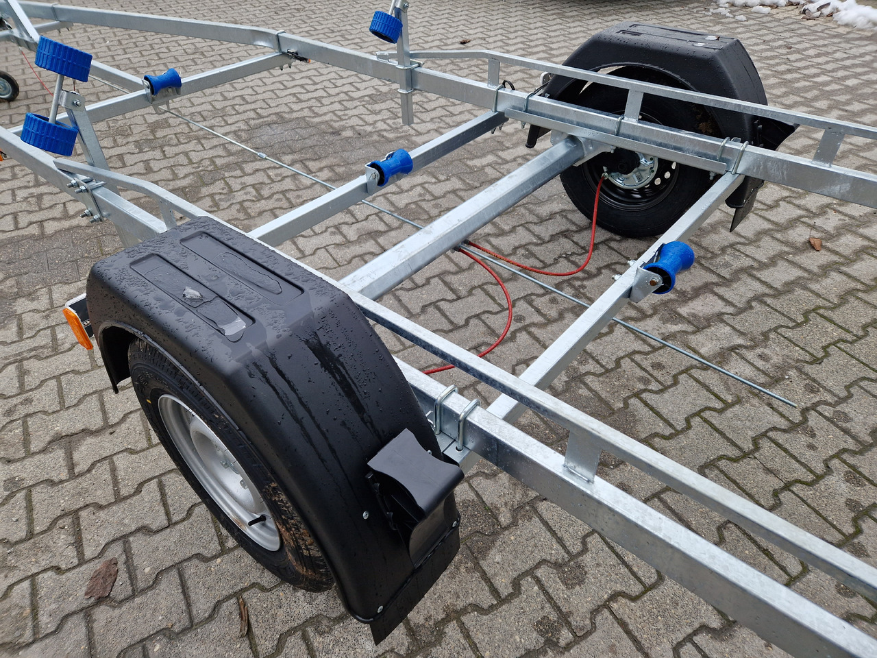 Neptun Bootstrailer Navy GN 231 1300 mit Winde 1300kg Modell 2024 - Laivu piekabe: foto 5 Neptun Bootstrailer Navy GN 231 1300 mit Winde 1300kg Modell 2024 - Laivu piekabe: foto 5