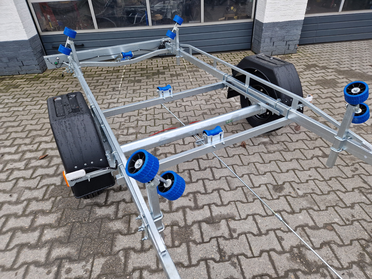 Neptun Bootstrailer Navy GN 231 1300 mit Winde 1300kg Modell 2024 - Laivu piekabe: foto 4 Neptun Bootstrailer Navy GN 231 1300 mit Winde 1300kg Modell 2024 - Laivu piekabe: foto 4