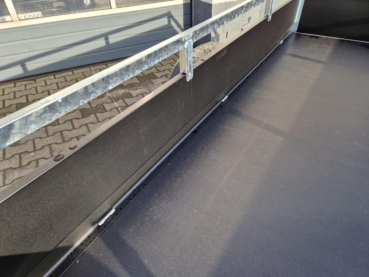Saris Anhänger DV135 McAlu Pro MP 255x133x43cm blackline (S) 1350kg black deal Aktion - Auto piekabe: foto 4 Saris Anhänger DV135 McAlu Pro MP 255x133x43cm blackline (S) 1350kg black deal Aktion - Auto piekabe: foto 4