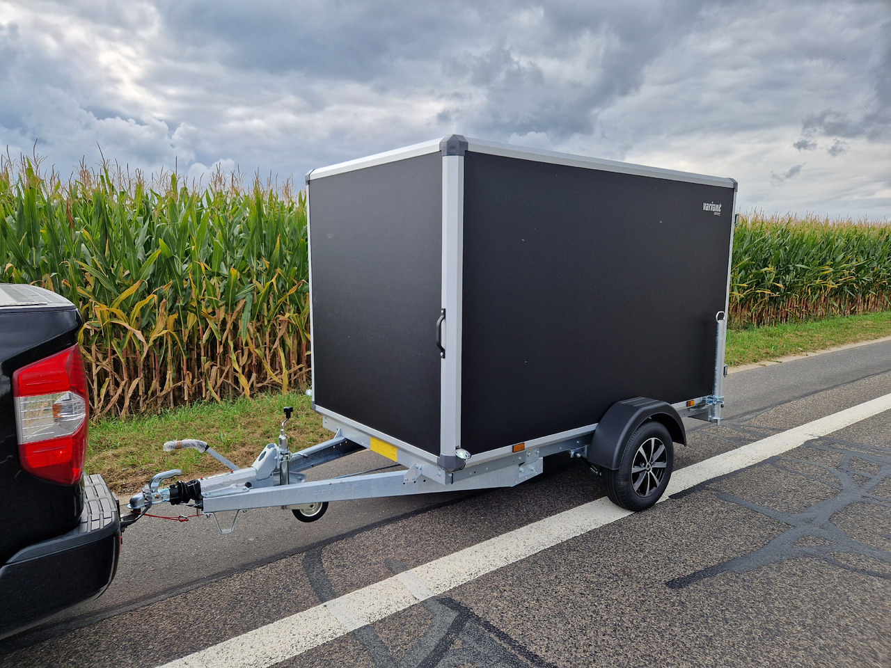 Variant C1315 C2 Edition black 258x148x157cm Alufelgen darkline 1350kg 100km/H 2024 black deal - Piekabe slēgtā virsbūve: foto 2 Variant C1315 C2 Edition black 258x148x157cm Alufelgen darkline 1350kg 100km/H 2024 black deal - Piekabe slēgtā virsbūve: foto 2