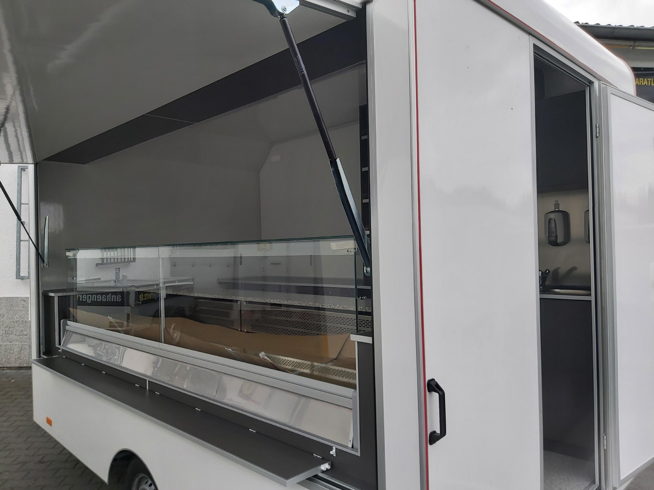 Verkaufsanhänger VK P 360 220 aero 360cm 300cm Kühltheke Ausstattung Verkaufklappe Profi (L) 1300kg - Tirdzniecības piekabe: foto 2 Verkaufsanhänger VK P 360 220 aero 360cm 300cm Kühltheke Ausstattung Verkaufklappe Profi (L) 1300kg - Tirdzniecības piekabe: foto 2