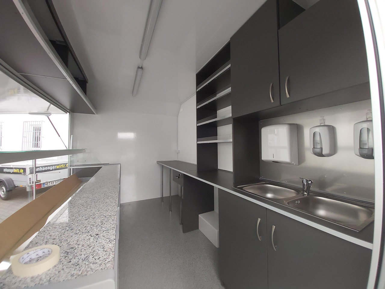 Verkaufsanhänger VK P 360 220 aero 360cm 300cm Kühltheke Ausstattung Verkaufklappe Profi (L) 1300kg - Tirdzniecības piekabe: foto 5 Verkaufsanhänger VK P 360 220 aero 360cm 300cm Kühltheke Ausstattung Verkaufklappe Profi (L) 1300kg - Tirdzniecības piekabe: foto 5