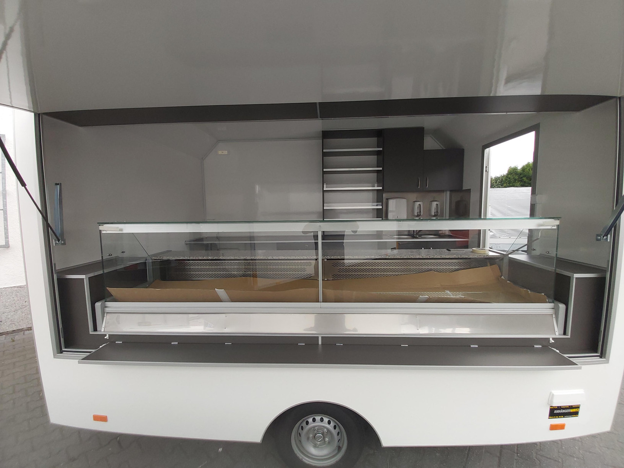 Verkaufsanhänger VK P 360 220 aero 360cm 300cm Kühltheke Ausstattung Verkaufklappe Profi (L) 1300kg - Tirdzniecības piekabe: foto 4 Verkaufsanhänger VK P 360 220 aero 360cm 300cm Kühltheke Ausstattung Verkaufklappe Profi (L) 1300kg - Tirdzniecības piekabe: foto 4