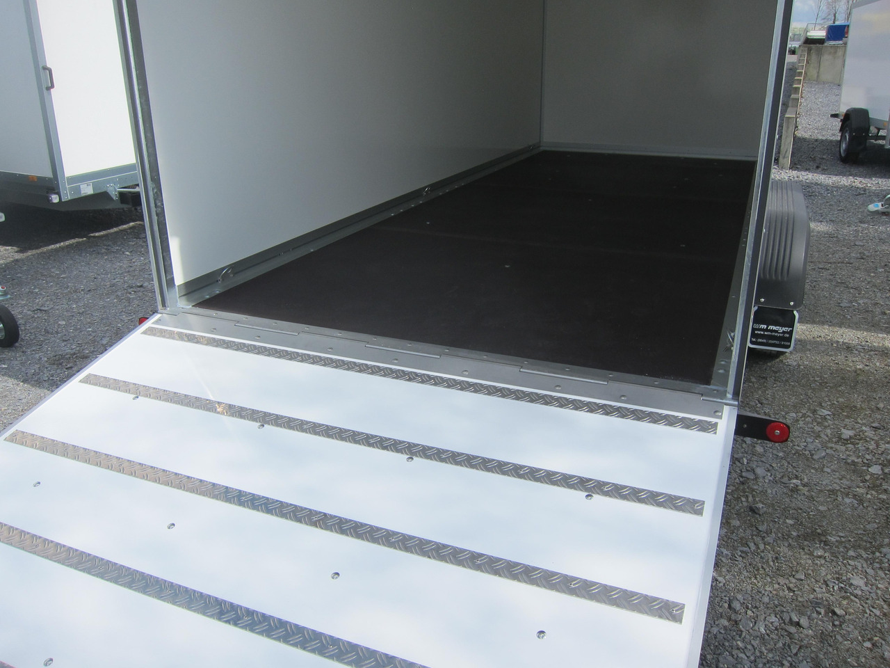 WM Meyer Koffer AZ 3560/200 S40 601x200x225cm extrahoch Heckrampe 3500kg preorder Aktion - Piekabe slēgtā virsbūve: foto 2 WM Meyer Koffer AZ 3560/200 S40 601x200x225cm extrahoch Heckrampe 3500kg preorder Aktion - Piekabe slēgtā virsbūve: foto 2