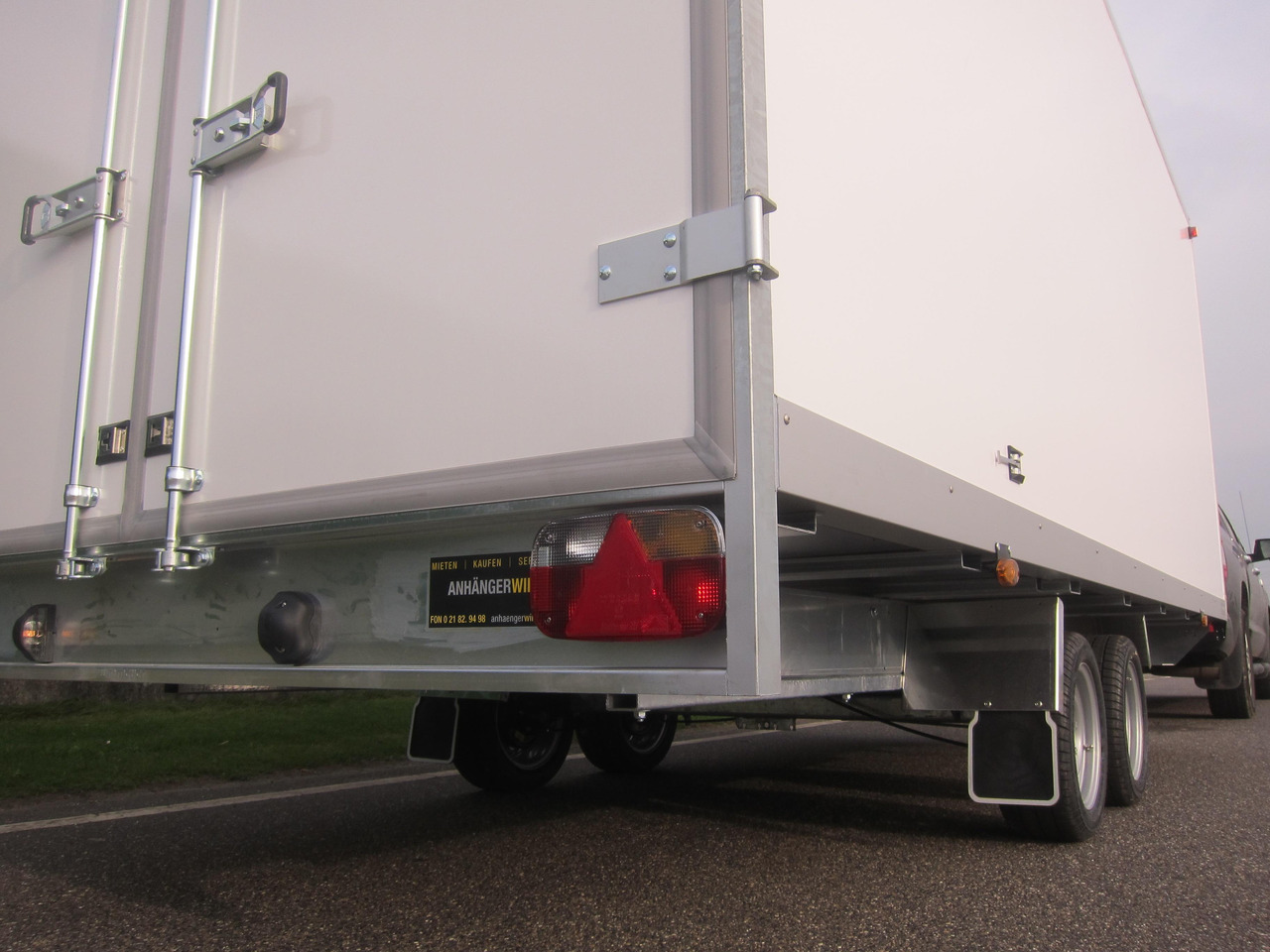 WM Meyer Kofferanhänger AZHLC 2750/210 S40 501x210x205cm niedrig Fahrgestell 13" (XXL) 2700kg - Piekabe slēgtā virsbūve: foto 4 WM Meyer Kofferanhänger AZHLC 2750/210 S40 501x210x205cm niedrig Fahrgestell 13" (XXL) 2700kg - Piekabe slēgtā virsbūve: foto 4