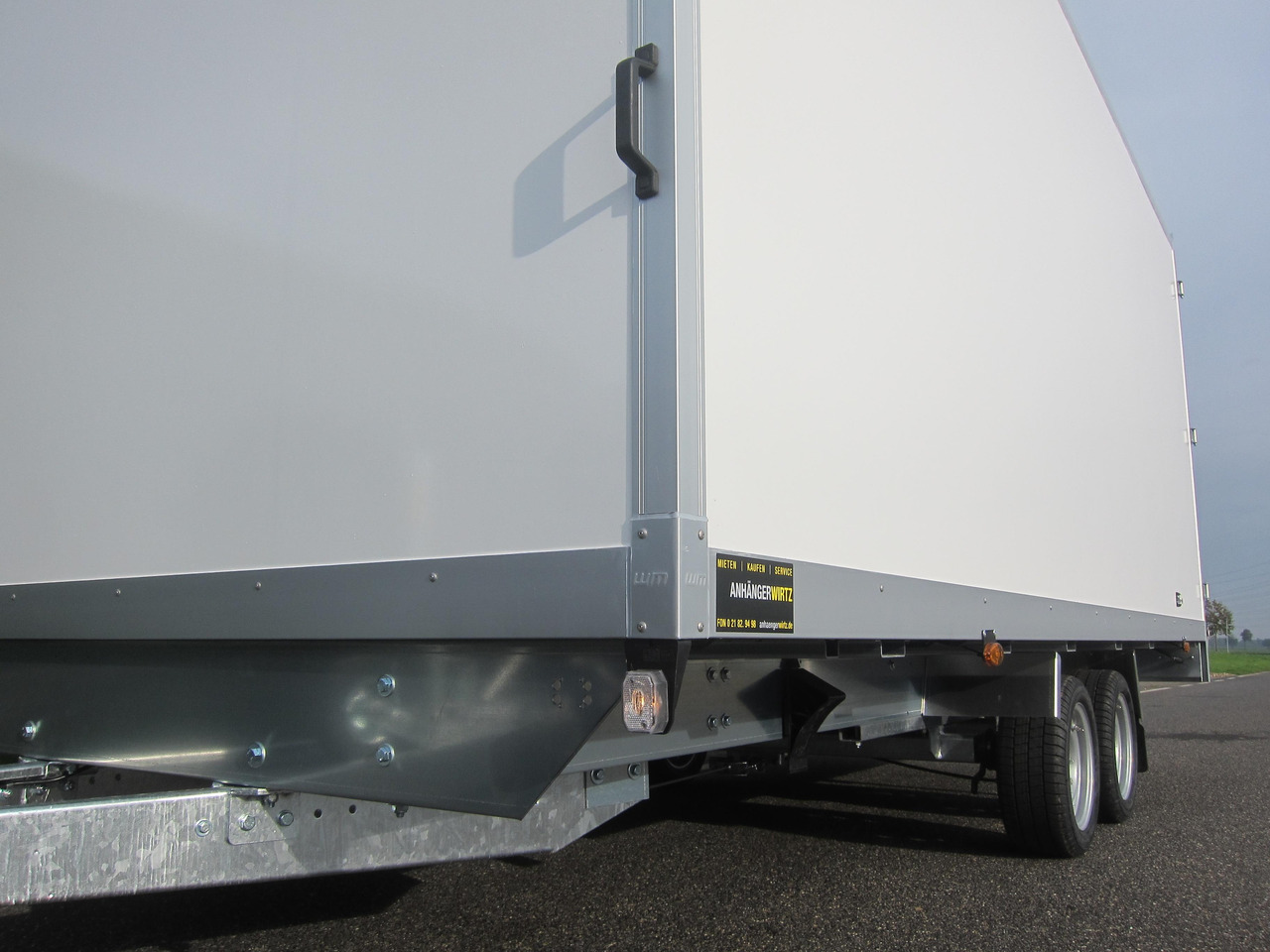 WM Meyer Kofferanhänger AZHLC 2750/210 S40 501x210x205cm niedrig Fahrgestell 13" (XXL) 2700kg - Piekabe slēgtā virsbūve: foto 3 WM Meyer Kofferanhänger AZHLC 2750/210 S40 501x210x205cm niedrig Fahrgestell 13" (XXL) 2700kg - Piekabe slēgtā virsbūve: foto 3