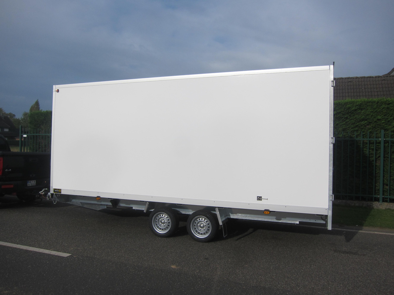 WM Meyer Kofferanhänger AZHLC 2750/210 S40 501x210x205cm niedrig Fahrgestell 13" (XXL) 2700kg - Piekabe slēgtā virsbūve: foto 2 WM Meyer Kofferanhänger AZHLC 2750/210 S40 501x210x205cm niedrig Fahrgestell 13" (XXL) 2700kg - Piekabe slēgtā virsbūve: foto 2