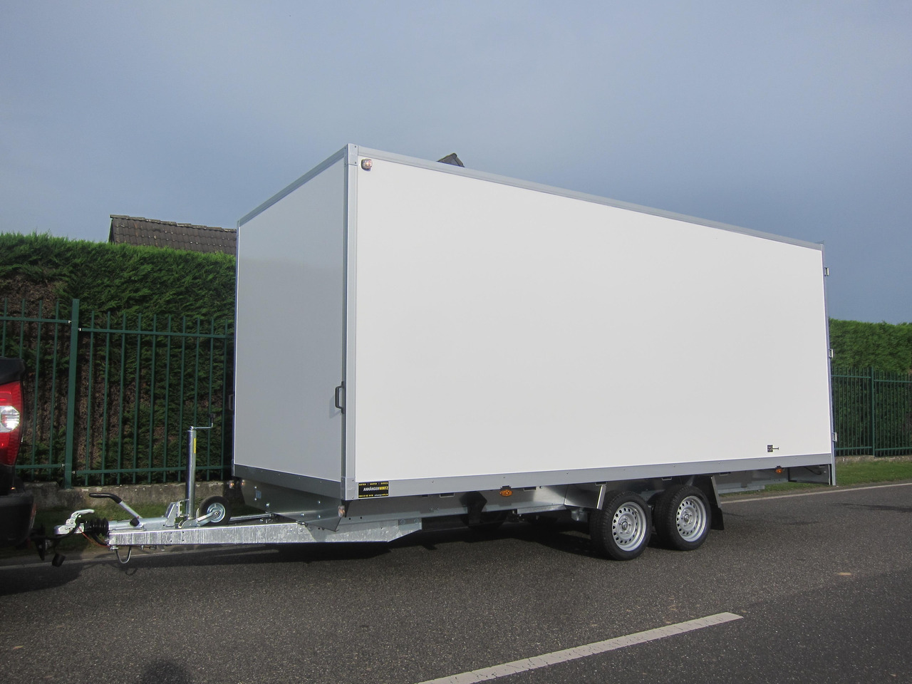 WM Meyer Kofferanhänger AZHLC 2750/210 S40 501x210x205cm niedrig Fahrgestell 13" (XXL) 2700kg - Piekabe slēgtā virsbūve: foto 1 WM Meyer Kofferanhänger AZHLC 2750/210 S40 501x210x205cm niedrig Fahrgestell 13" (XXL) 2700kg - Piekabe slēgtā virsbūve: foto 1