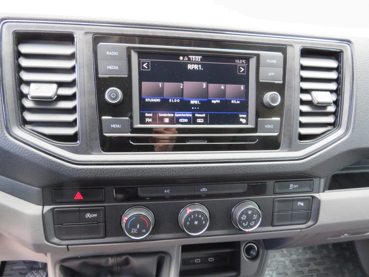 VOLKSWAGEN Crafter 35 L4H3 Doka Kasten Klima AHK Navi ZV - Kravas mikroautobuss, Kravas-pasažieru furgons: foto 4 VOLKSWAGEN Crafter 35 L4H3 Doka Kasten Klima AHK Navi ZV - Kravas mikroautobuss, Kravas-pasažieru furgons: foto 4