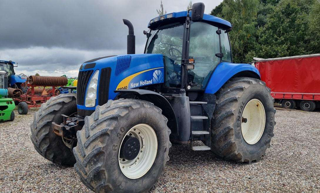 New Holland T8040 - Traktors: foto 1 New Holland T8040 - Traktors: foto 1