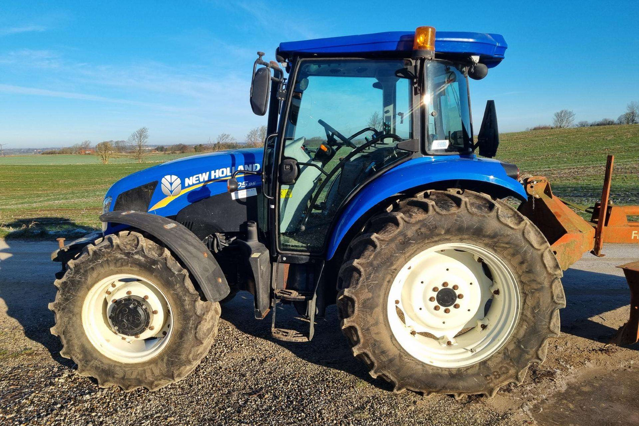 New Holland TD 5.95 - Traktors: foto 3 New Holland TD 5.95 - Traktors: foto 3