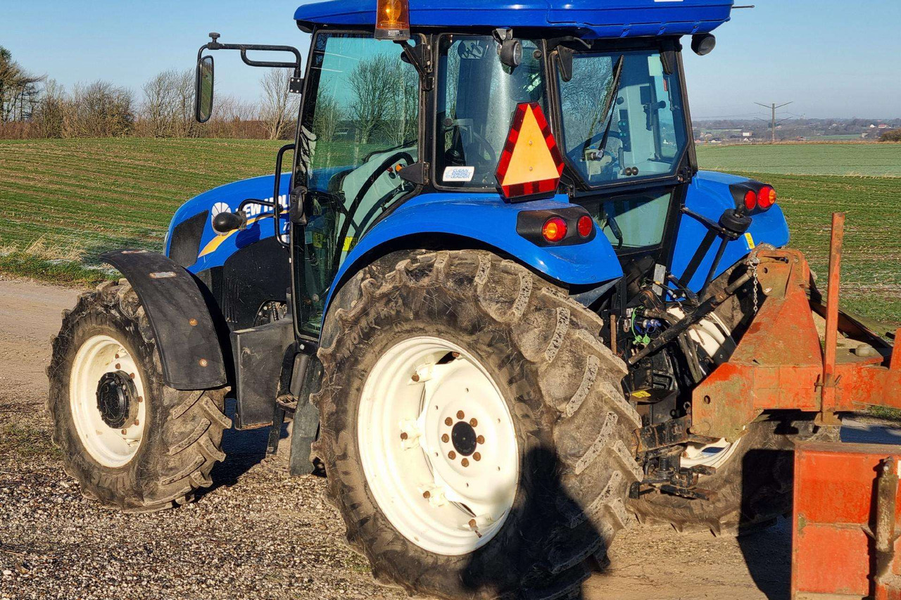 New Holland TD 5.95 - Traktors: foto 4 New Holland TD 5.95 - Traktors: foto 4