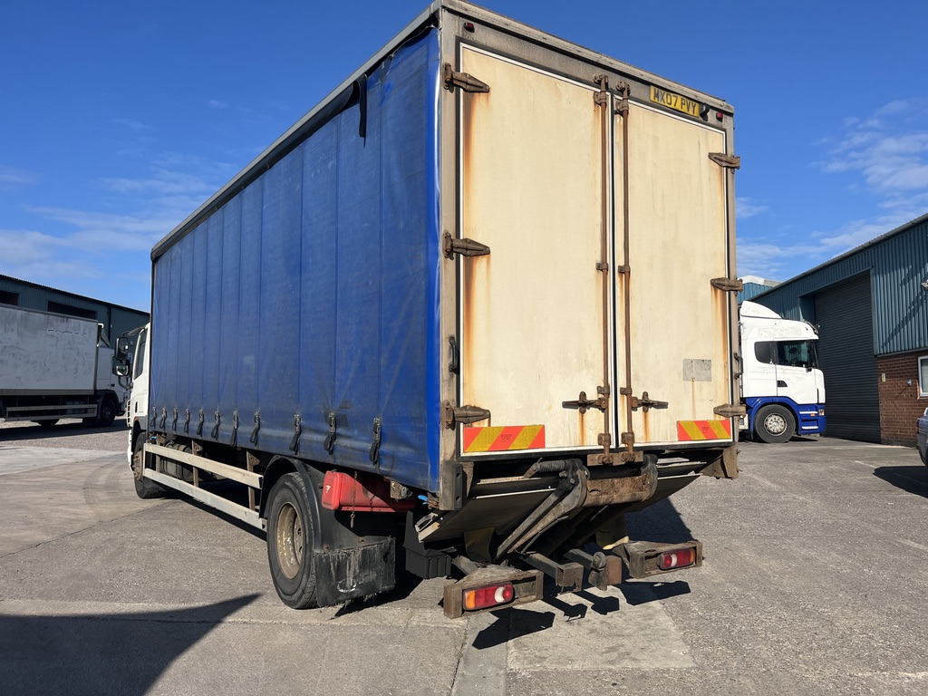 Daf 65CF 220 4x2 Curtain side - Kravas automašīna ar tentu: foto 3 Daf 65CF 220 4x2 Curtain side - Kravas automašīna ar tentu: foto 3