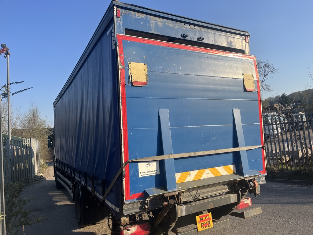 Scania P230 4x2 Curtain side - Kravas automašīna ar tentu: foto 4 Scania P230 4x2 Curtain side - Kravas automašīna ar tentu: foto 4