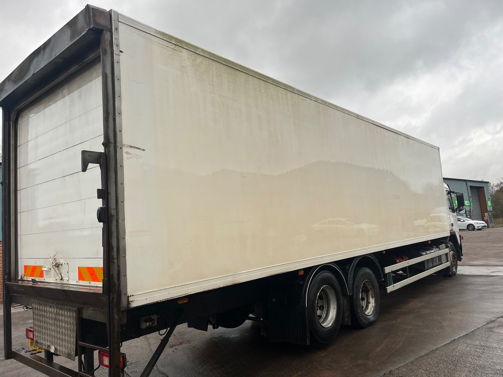 Volvo FM9 300 Euro 4 - Furgons ar slēgtā virsbūve: foto 3 Volvo FM9 300 Euro 4 - Furgons ar slēgtā virsbūve: foto 3