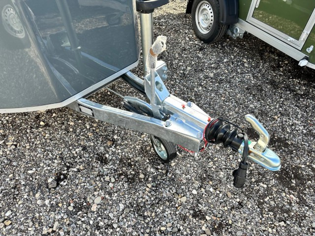 Cheval Liberte Debon Fourgon Cargo 2 Poly + Türe Eisengrau 1300 kg, 100 km/h, 300x155x168cm - Piekabe slēgtā virsbūve: foto 2 Cheval Liberte Debon Fourgon Cargo 2 Poly + Türe Eisengrau 1300 kg, 100 km/h, 300x155x168cm - Piekabe slēgtā virsbūve: foto 2