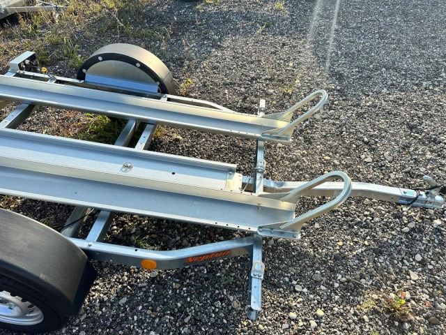 Neptun Motorradanhänger GN064, N6-220 pm2, 100 km/h 0,75 t. 2250 x 1300 x 31 mm - Motocikla piekabe: foto 2 Neptun Motorradanhänger GN064, N6-220 pm2, 100 km/h 0,75 t. 2250 x 1300 x 31 mm - Motocikla piekabe: foto 2