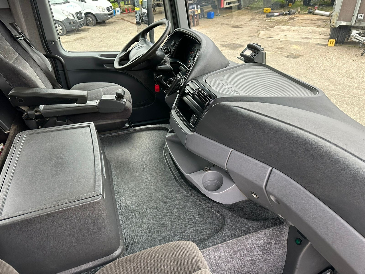 Interior photo 2: Kravas automašīna pašizgāzējs MERCEDES-BENZ Actros 3246 8x4 Kipper