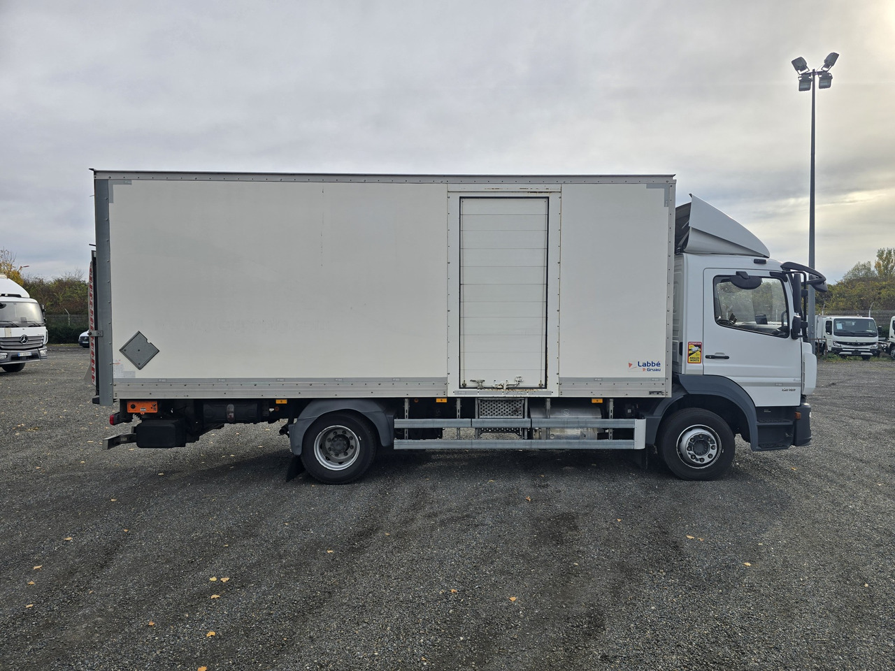 MERCEDES-BENZ Atego 1218 - Box - LIFT - SIDE DOOR - ADR - Kravas automašīna ar slēgto virsbūvi: foto 3 MERCEDES-BENZ Atego 1218 - Box - LIFT - SIDE DOOR - ADR - Kravas automašīna ar slēgto virsbūvi: foto 3