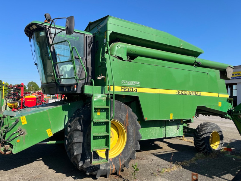 John Deere 2256 - Labības kombains: foto 1 John Deere 2256 - Labības kombains: foto 1