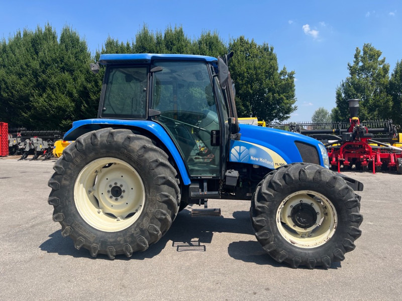 New Holland TL 100 A - Traktors: foto 4 New Holland TL 100 A - Traktors: foto 4