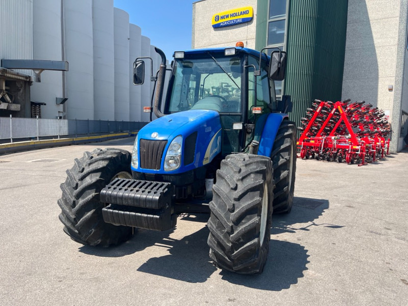 New Holland TL 100 A - Traktors: foto 1 New Holland TL 100 A - Traktors: foto 1