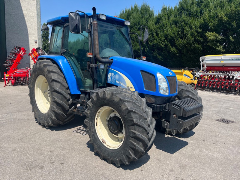 New Holland TL 100 A - Traktors: foto 3 New Holland TL 100 A - Traktors: foto 3
