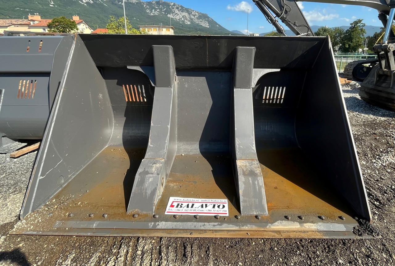 Loader bucket 3200 mm - Iekrāvēja kauss: foto 1 Loader bucket 3200 mm - Iekrāvēja kauss: foto 1