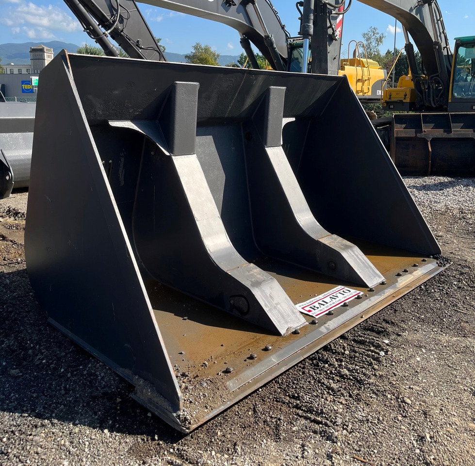 Loader bucket 3200 mm - Iekrāvēja kauss: foto 3 Loader bucket 3200 mm - Iekrāvēja kauss: foto 3