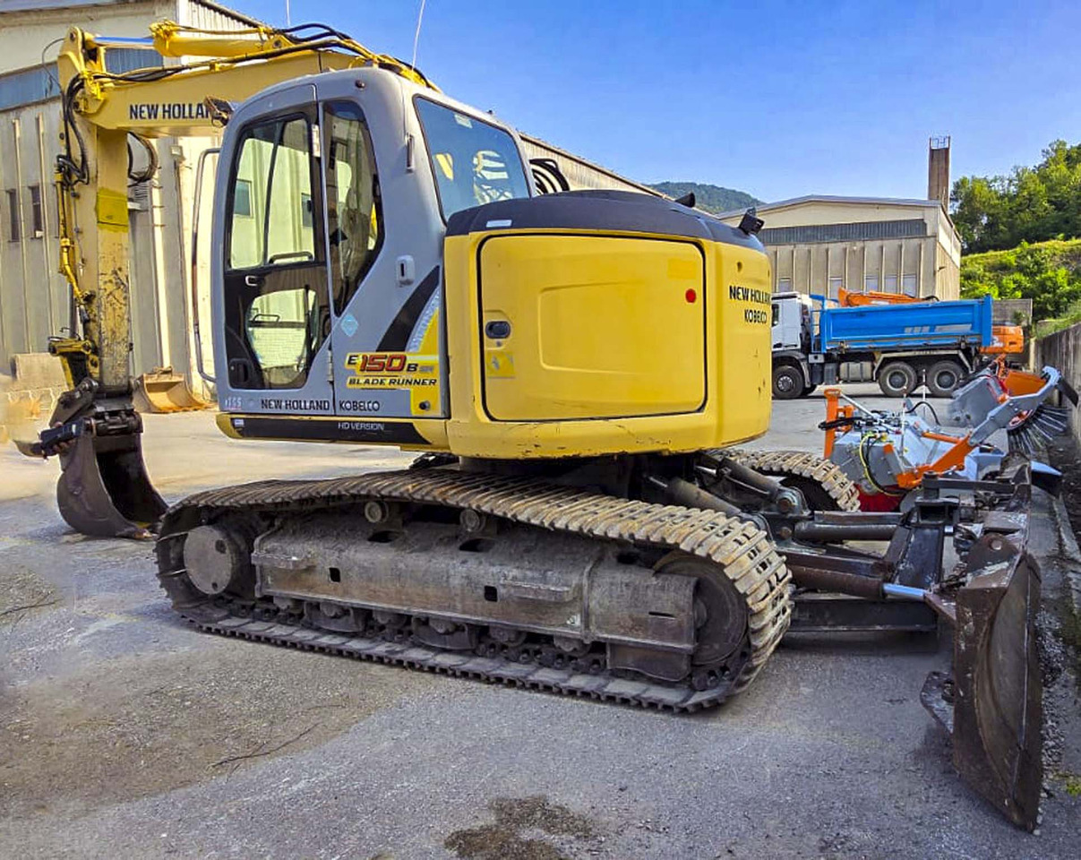 New Holland Kobelco E150B - Kāpurķēžu ekskavators: foto 1 New Holland Kobelco E150B - Kāpurķēžu ekskavators: foto 1