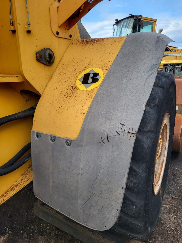 Volvo right front mudguard - Rezerves daļa - Riteņu iekrāvējs: foto 1 Volvo right front mudguard - Rezerves daļa - Riteņu iekrāvējs: foto 1