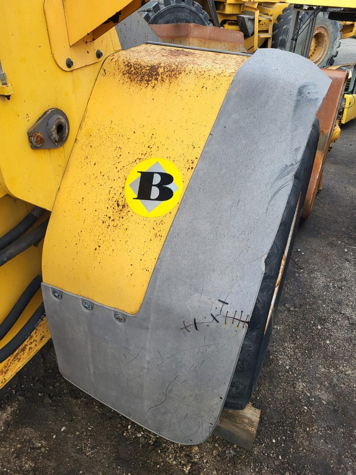 Volvo right front mudguard - Rezerves daļa - Riteņu iekrāvējs: foto 2 Volvo right front mudguard - Rezerves daļa - Riteņu iekrāvējs: foto 2