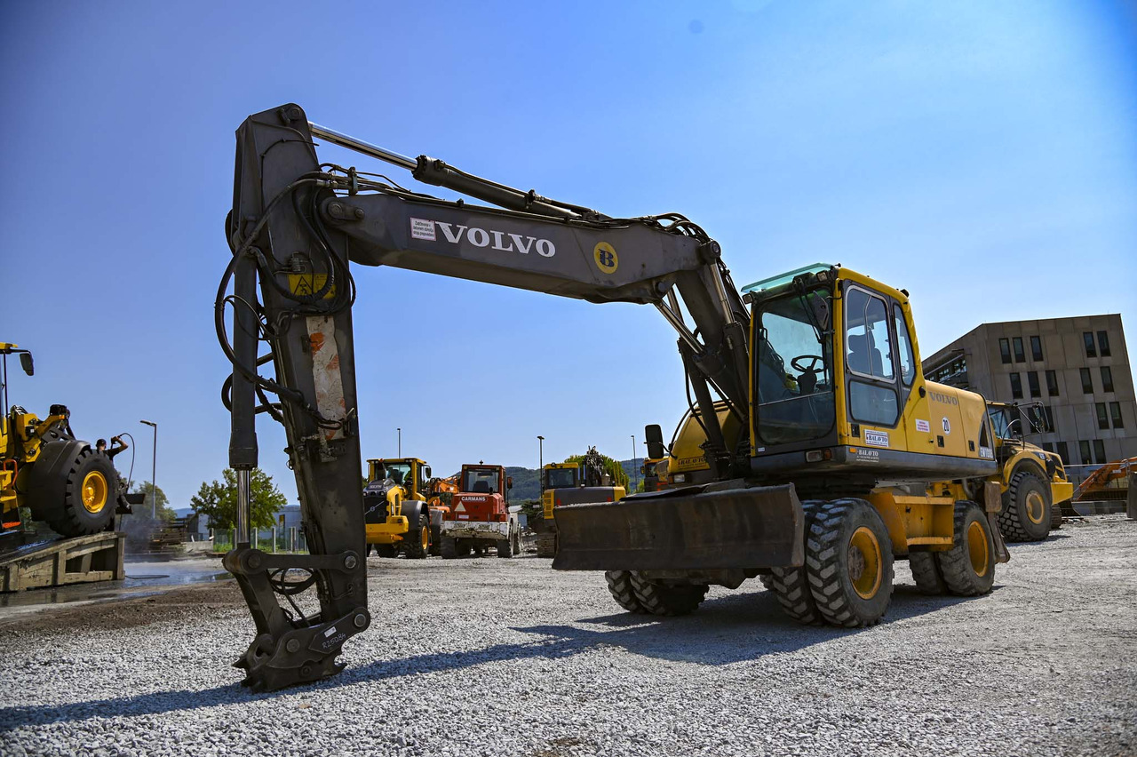 VOLVO EW180B - Riteņu ekskavators: foto 1 VOLVO EW180B - Riteņu ekskavators: foto 1