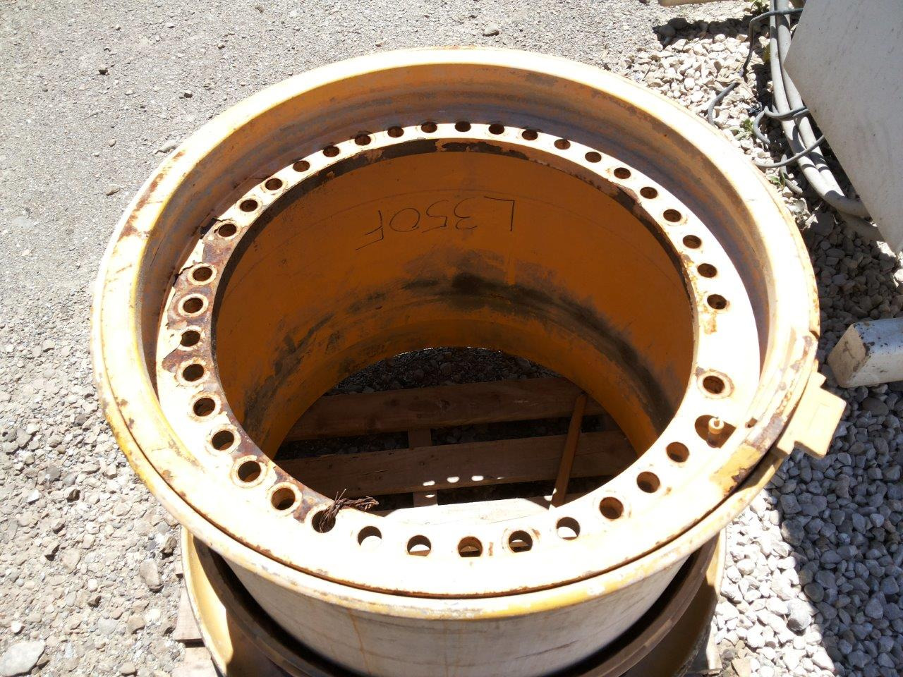 VOLVO L350F - Riteņa disks: foto 2 VOLVO L350F - Riteņa disks: foto 2