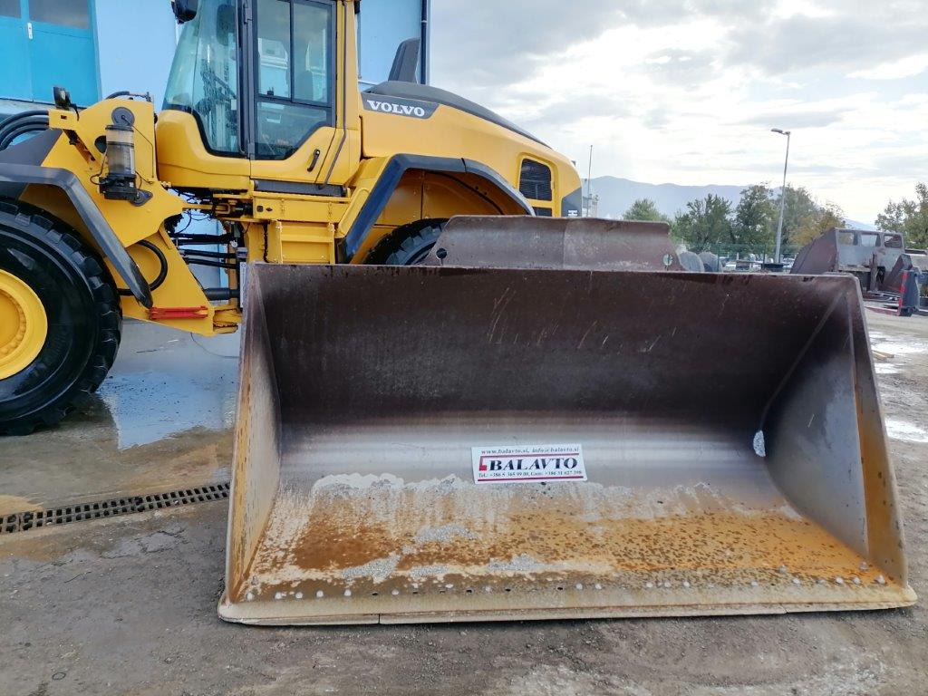 VOLVO loader bucket 2800 mm - Iekrāvēja kauss - Riteņu iekrāvējs: foto 1 VOLVO loader bucket 2800 mm - Iekrāvēja kauss - Riteņu iekrāvējs: foto 1