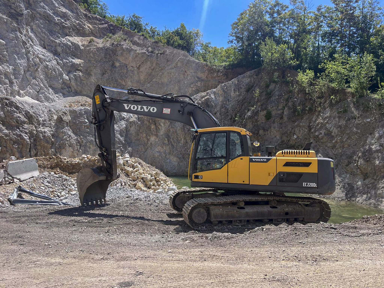 Volvo EC220D - Kāpurķēžu ekskavators: foto 1 Volvo EC220D - Kāpurķēžu ekskavators: foto 1