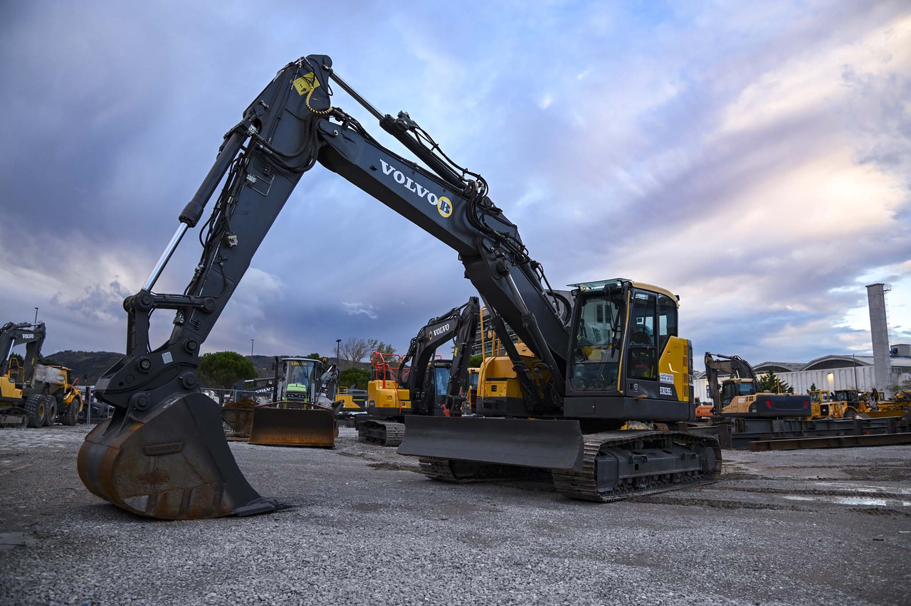 Volvo ECR235EL - Kāpurķēžu ekskavators: foto 1 Volvo ECR235EL - Kāpurķēžu ekskavators: foto 1