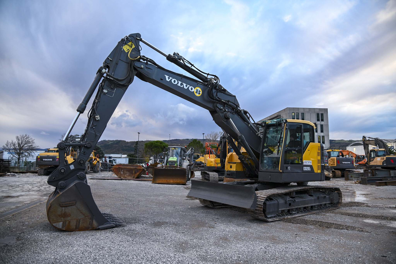 Volvo ECR235EL - Kāpurķēžu ekskavators: foto 2 Volvo ECR235EL - Kāpurķēžu ekskavators: foto 2