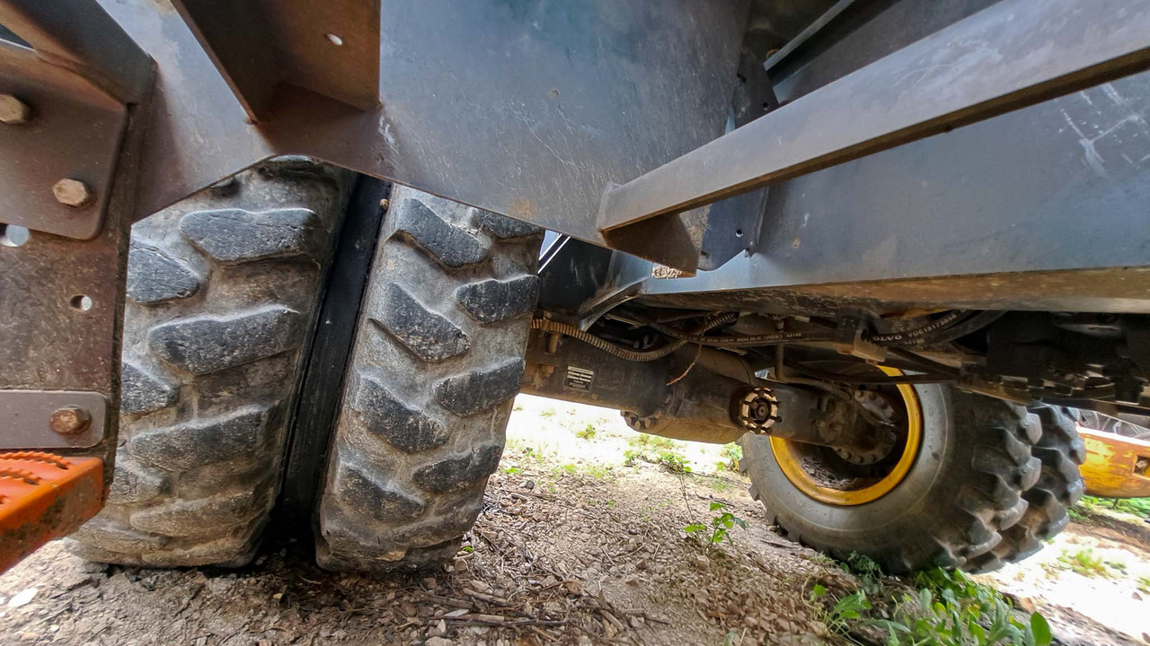Volvo front axle 14693936 for Volvo EWR150E, EW180E, EWR170E, EW200E MH, EW160E - Priekšējā ass - Ekskavators: foto 1 Volvo front axle 14693936 for Volvo EWR150E, EW180E, EWR170E, EW200E MH, EW160E - Priekšējā ass - Ekskavators: foto 1