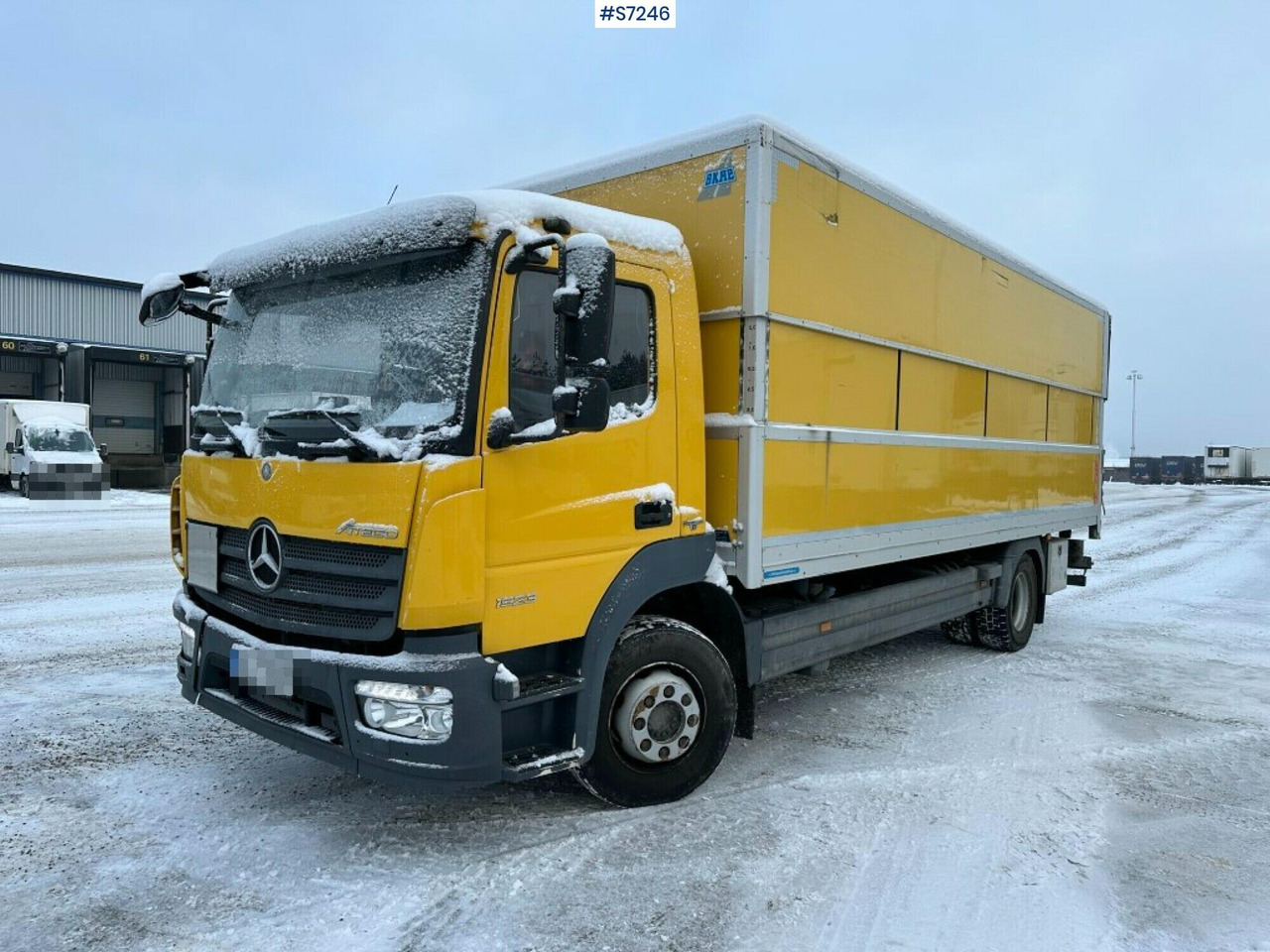 Box truck Mercedes Benz Atego 1523 with high and sinkable roof - Kravas automašīna ar slēgto virsbūvi: foto 1 Box truck Mercedes Benz Atego 1523 with high and sinkable roof - Kravas automašīna ar slēgto virsbūvi: foto 1