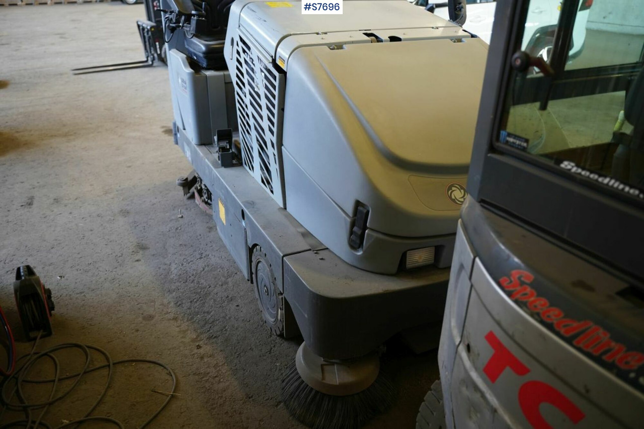 Cleaning machine Nilfisk CR1200 rep.object - Ielu tīrīšanas mašīna: foto 4 Cleaning machine Nilfisk CR1200 rep.object - Ielu tīrīšanas mašīna: foto 4