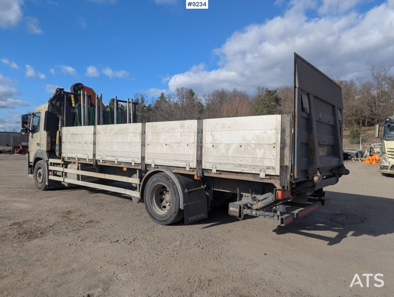 Crane Truck Volvo FM 330 4X2 with tail lift - Bortu kravas automašīna/ Platforma, Kravas auto ar manipulatoru: foto 4 Crane Truck Volvo FM 330 4X2 with tail lift - Bortu kravas automašīna/ Platforma, Kravas auto ar manipulatoru: foto 4