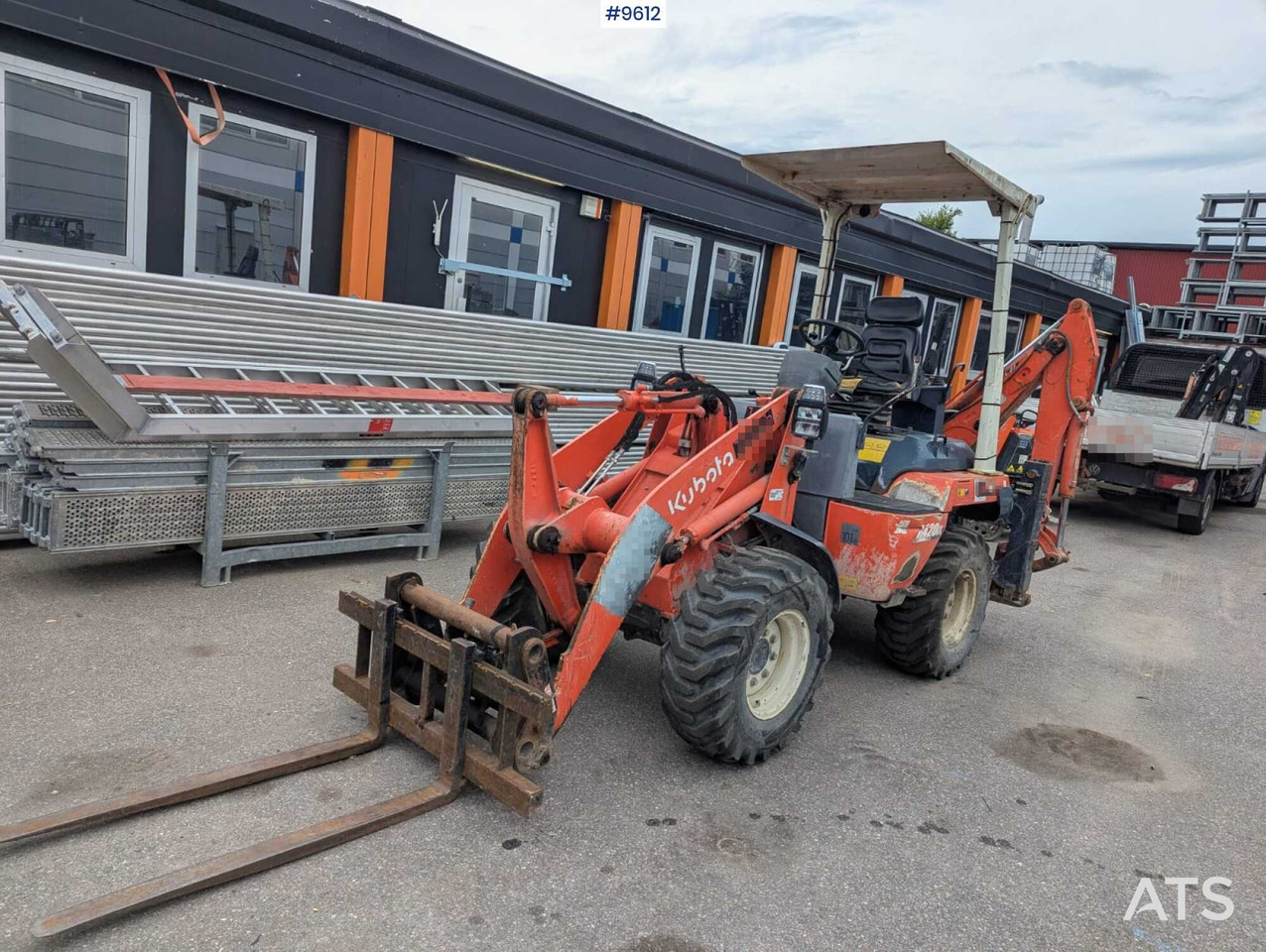 Kubota backhoe loader - Ekskavators-iekrāvējs: foto 1 Kubota backhoe loader - Ekskavators-iekrāvējs: foto 1