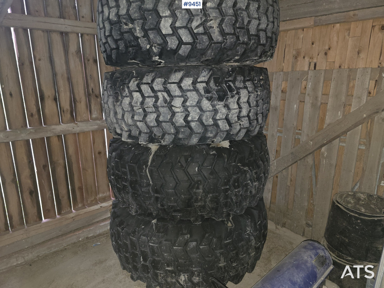 NOKIAN TIRE AND RIM FOR HUDDIG - Celtniecības maisītājs: foto 1 NOKIAN TIRE AND RIM FOR HUDDIG - Celtniecības maisītājs: foto 1
