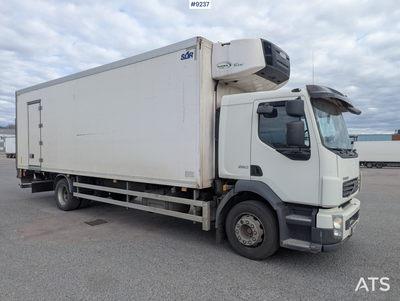 Refrigerated Box truck Volvo FL 260 4X2 with tail lift (SEE VIDEO) - Kravas automašīna refrižerators: foto 2 Refrigerated Box truck Volvo FL 260 4X2 with tail lift (SEE VIDEO) - Kravas automašīna refrižerators: foto 2