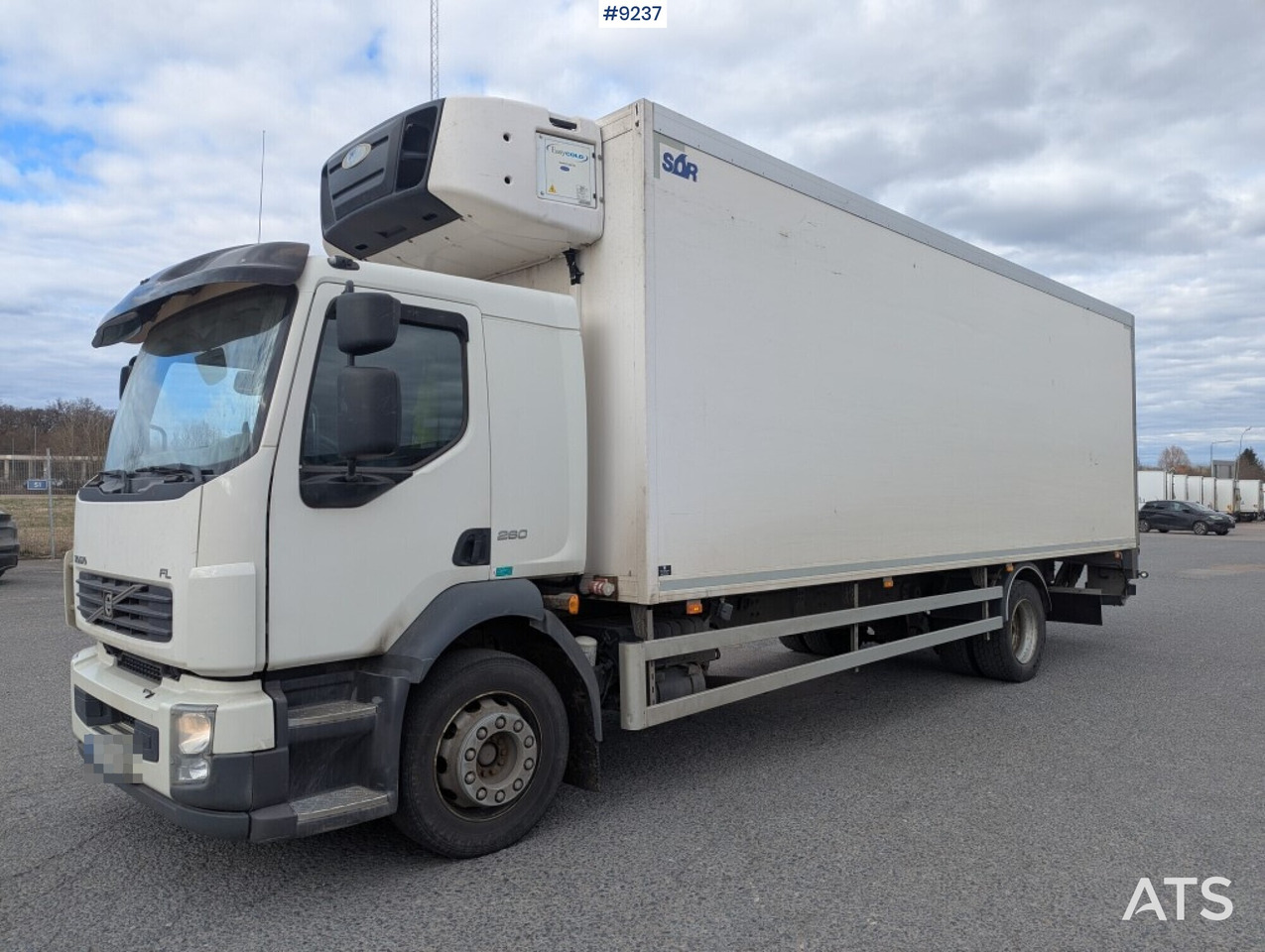 Refrigerated Box truck Volvo FL 260 4X2 with tail lift (SEE VIDEO) - Kravas automašīna refrižerators: foto 1 Refrigerated Box truck Volvo FL 260 4X2 with tail lift (SEE VIDEO) - Kravas automašīna refrižerators: foto 1