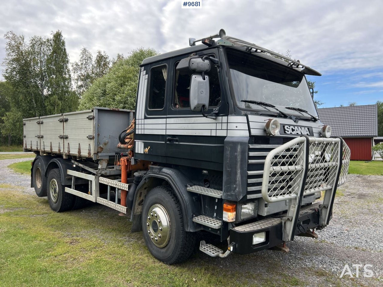 Scania R93 HL 6X2 with Hiab crane and plow mount - Bortu kravas automašīna/ Platforma, Kravas auto ar manipulatoru: foto 2 Scania R93 HL 6X2 with Hiab crane and plow mount - Bortu kravas automašīna/ Platforma, Kravas auto ar manipulatoru: foto 2